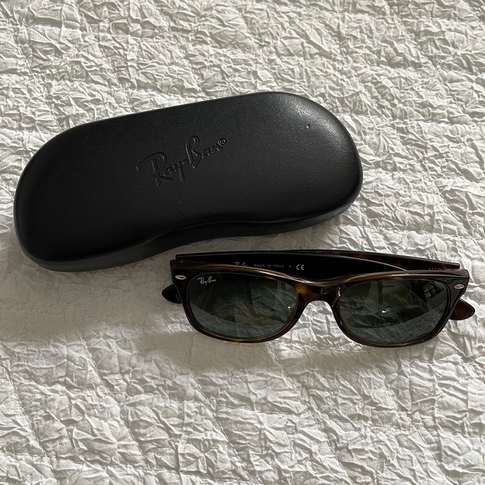 Ray Bans New Wayfarer Sunglasses with Hard Case